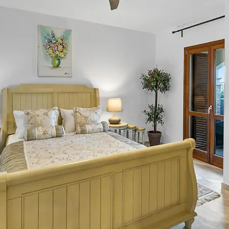 Beautiful, Modern Iz01 With Private Garden And Hot Tub On Aphrodite Hills Vila *