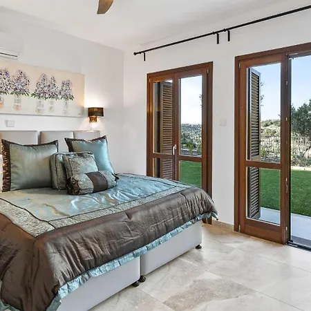 Beautiful, Modern Iz01 With Private Garden And Hot Tub On Aphrodite Hills Vila