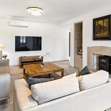 Villa Beautiful, Modern Iz01 With Private Garden And Hot Tub On Aphrodite Hills