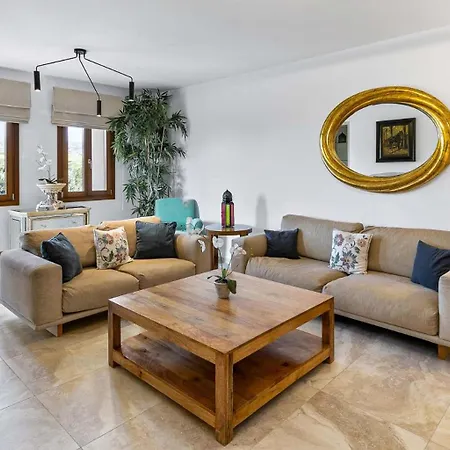 Beautiful, Modern Iz01 With Private Garden And Hot Tub On Aphrodite Hills Kouklia