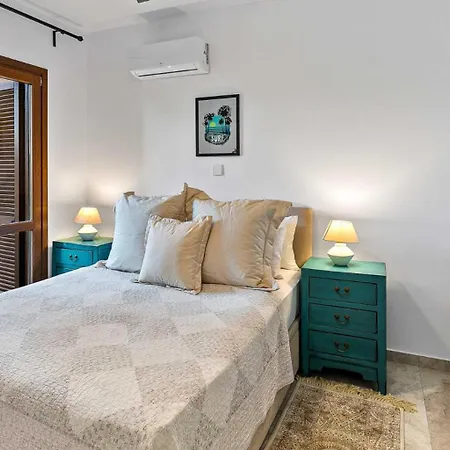 Beautiful, Modern Iz01 With Private Garden And Hot Tub On Aphrodite Hills