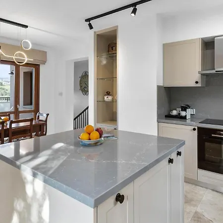 Beautiful, Modern Iz01 With Private Garden And Hot Tub On Aphrodite Hills *
