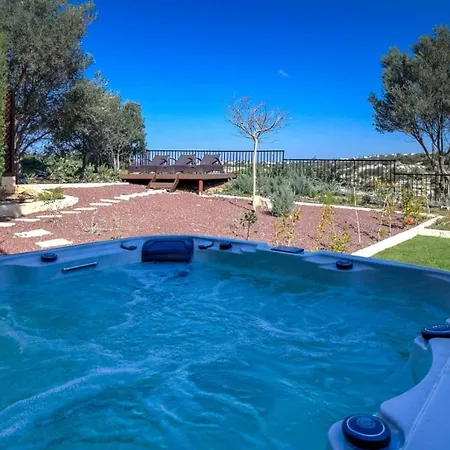 Beautiful, Modern Iz01 With Private Garden And Hot Tub On Aphrodite Hills