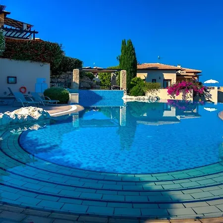 Beautiful, Modern Iz01 With Private Garden And Hot Tub On Aphrodite Hills Villa Kouklia