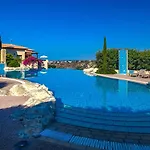 Beautiful, Modern Iz01 With Private Garden And Hot Tub On Aphrodite Hills * Kouklia