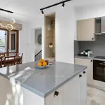 Beautiful, Modern Iz01 With Private Garden And Hot Tub On Aphrodite Hills *