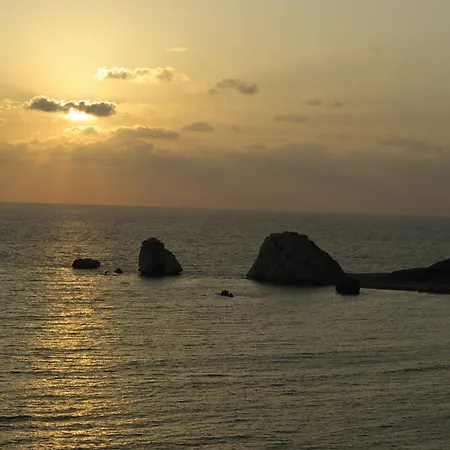 Beautiful, Modern Iz01 With Private Garden And Hot Tub On Aphrodite Hills * Kouklia