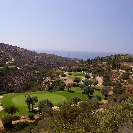 Beautiful, Modern Iz01 With Private Garden And Hot Tub On Aphrodite Hills Villa *