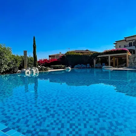 Villa Beautiful, Modern Iz01 With Private Garden And Hot Tub On Aphrodite Hills Kouklia