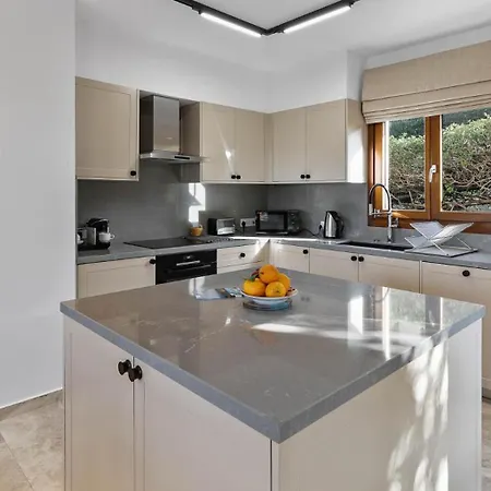 Beautiful, Modern Iz01 With Private Garden And Hot Tub On Aphrodite Hills