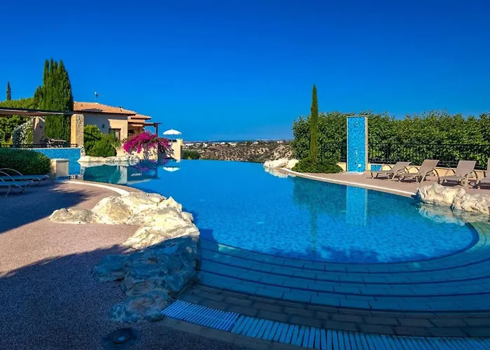 Beautiful, Modern Iz01 With Private Garden And Hot Tub On Aphrodite Hills * クークリア