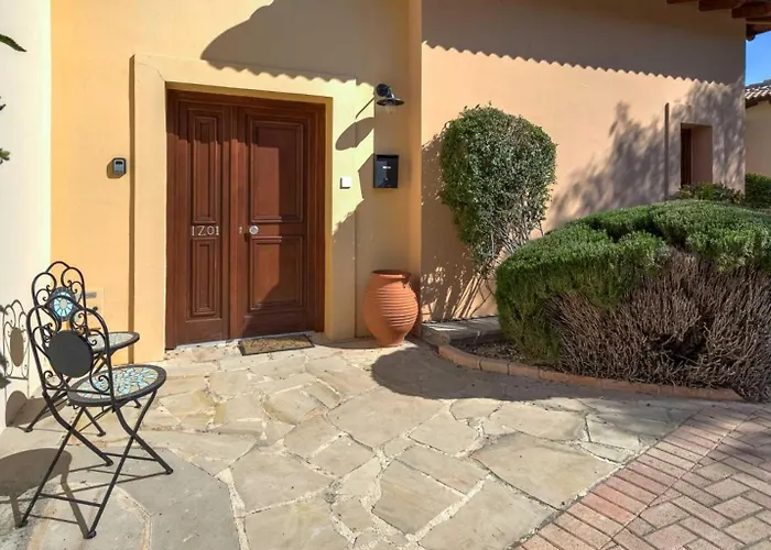 Beautiful, Modern Iz01 With Private Garden And Hot Tub On Aphrodite Hills ヴィラ