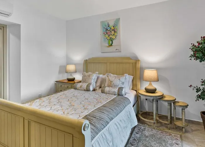 Beautiful, Modern Iz01 With Private Garden And Hot Tub On Aphrodite Hills ヴィラ クークリア