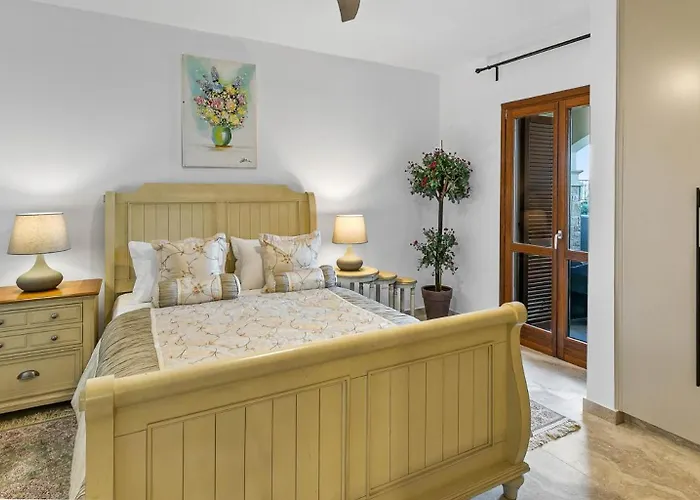 Beautiful, Modern Iz01 With Private Garden And Hot Tub On Aphrodite Hills ヴィラ *