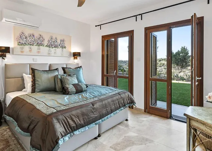 Beautiful, Modern Iz01 With Private Garden And Hot Tub On Aphrodite Hills ヴィラ