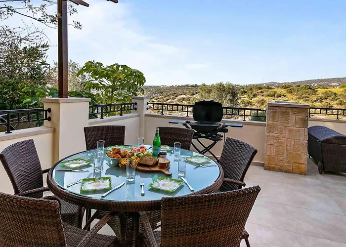 Beautiful, Modern Iz01 With Private Garden And Hot Tub On Aphrodite Hills ヴィラ クークリア