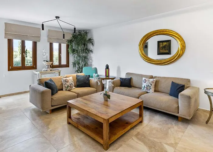 Beautiful, Modern Iz01 With Private Garden And Hot Tub On Aphrodite Hills クークリア