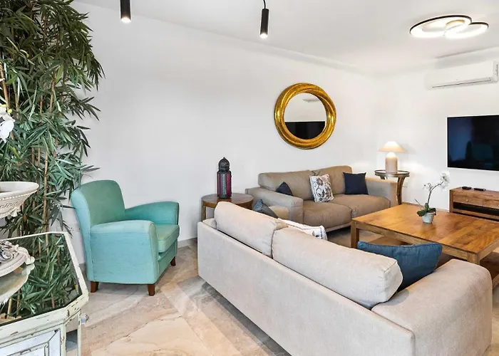 Beautiful, Modern Iz01 With Private Garden And Hot Tub On Aphrodite Hills ヴィラ クークリア