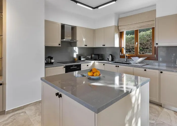 Beautiful, Modern Iz01 With Private Garden And Hot Tub On Aphrodite Hills