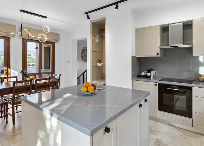 Beautiful, Modern Iz01 With Private Garden And Hot Tub On Aphrodite Hills *