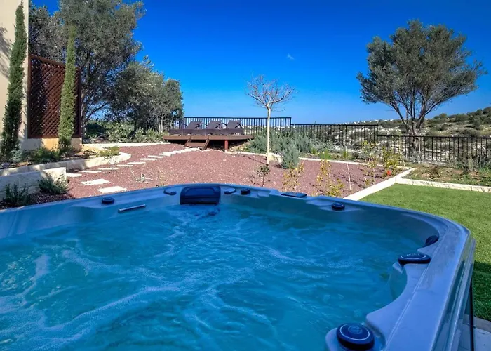 Beautiful, Modern Iz01 With Private Garden And Hot Tub On Aphrodite Hills