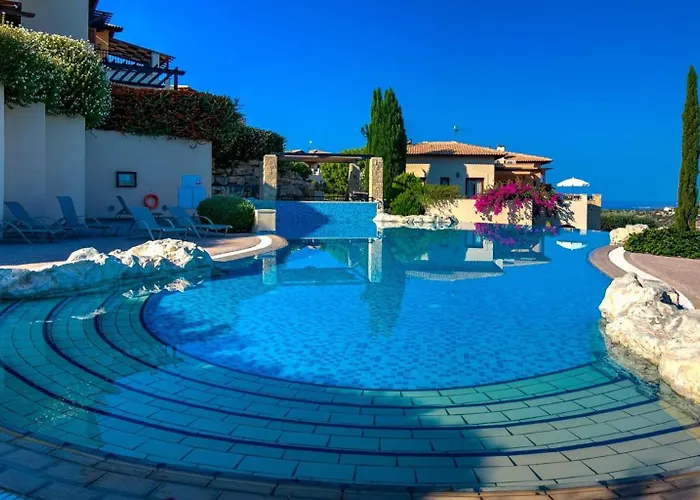 Beautiful, Modern Iz01 With Private Garden And Hot Tub On Aphrodite Hills ヴィラ クークリア